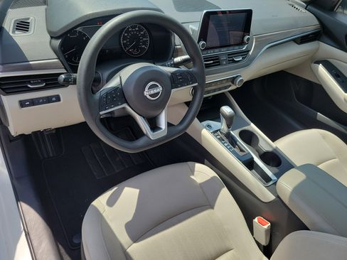 Used 2025 Nissan Altima 2.5 SV FWD image 13
