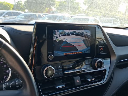 Used 2023 Toyota Highlander LE FWD image 16