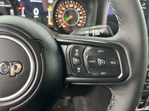 Used 2025 Jeep Gladiator Sport AWD/4WD image 17