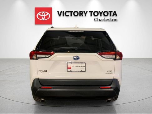 Used 2019 Toyota RAV4 XLE AWD/4WD image 4