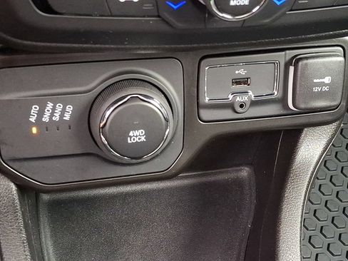Used 2023 Jeep Renegade Latitude w/ Sun/Sound Group AWD/4WD image 31