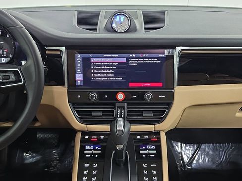 Certified 2025 Porsche Macan AWD/4WD image 16