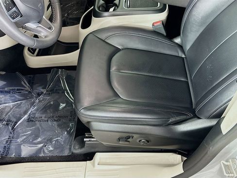 Used 2024 Chrysler Pacifica Touring-L image 26