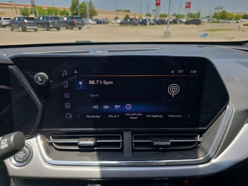 Used 2025 Chevrolet Trax LT w/ LT Convenience Package FWD image 8