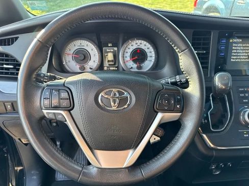 Used 2017 Toyota Sienna SE image 20