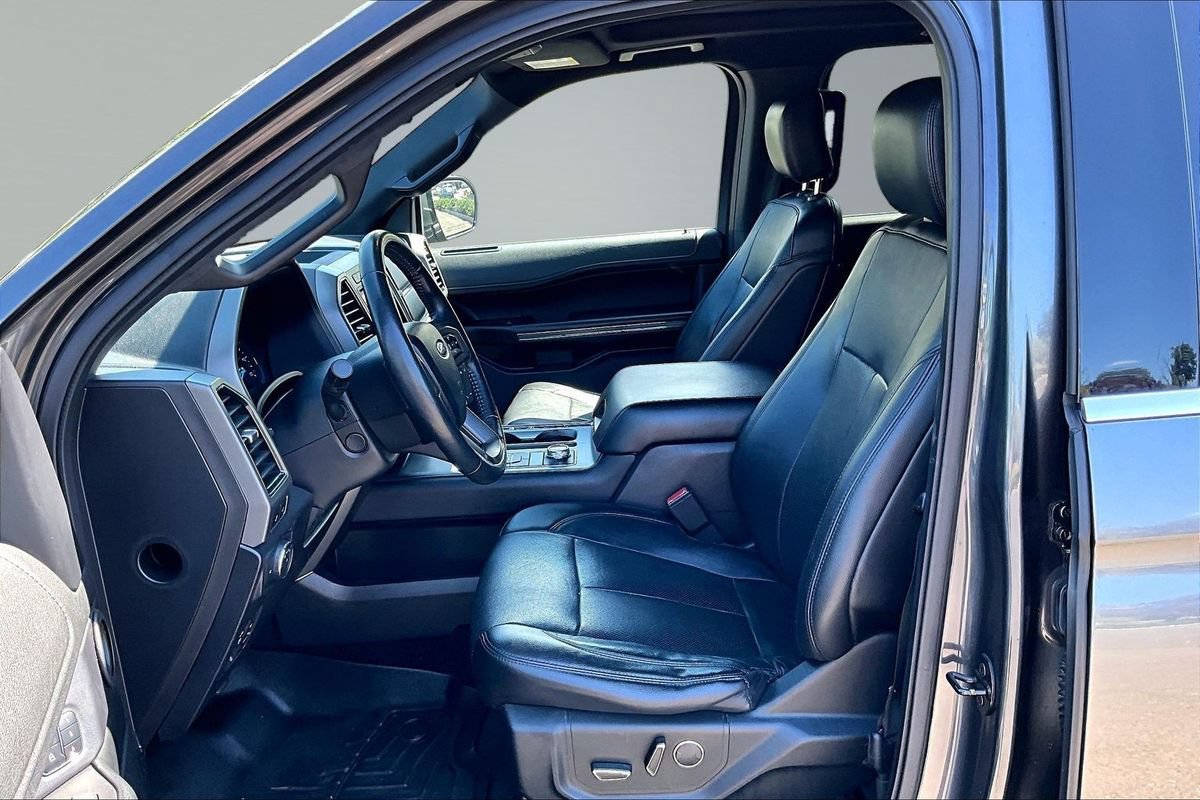 Used 2018 Ford Expedition XLT w/ Equipment Group 202A AWD/4WD image 10