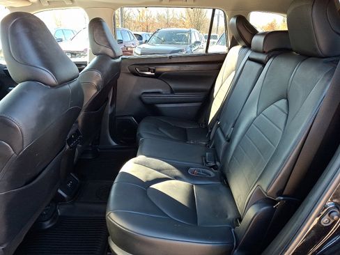 Used 2021 Toyota Highlander XLE image 9