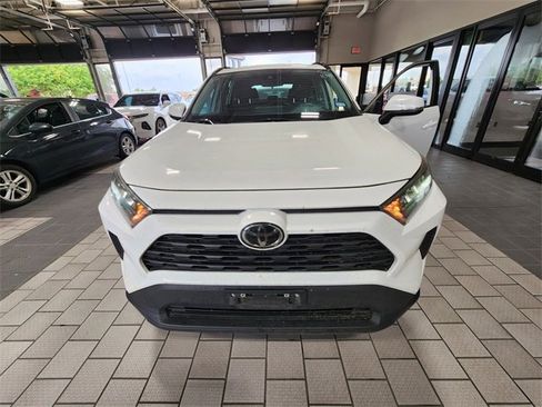 Used 2021 Toyota RAV4 LE AWD/4WD image 2