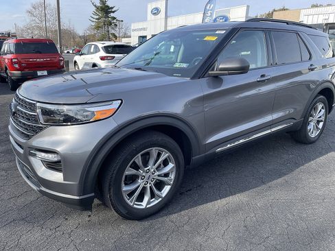 Used 2022 Ford Explorer XLT w/ Equipment Group 202A image 2