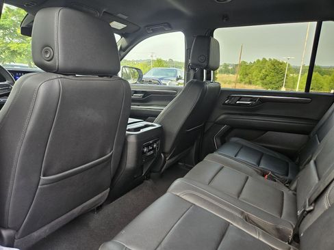 Used 2025 Chevrolet Suburban LT RWD image 30