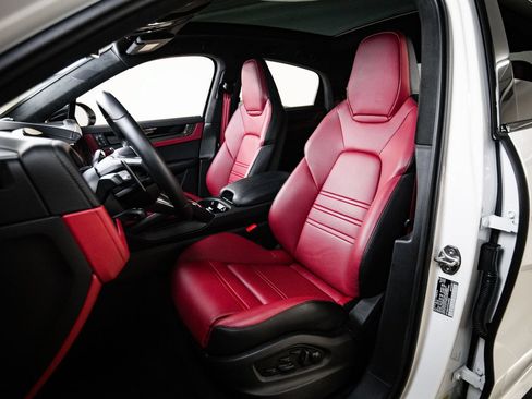 Used 2026 Porsche Cayenne GTS AWD/4WD image 5