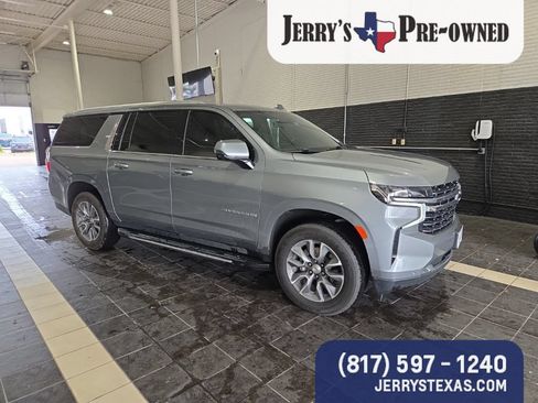 Used 2023 Chevrolet Suburban LT w/ LT Signature Package RWD image 2