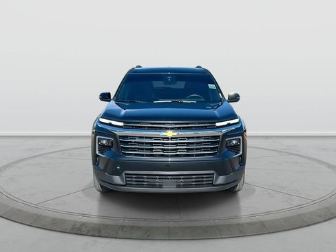 Used 2025 Chevrolet Traverse LT FWD image 3
