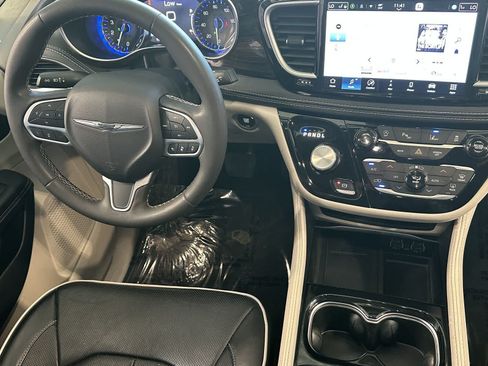 Used 2023 Chrysler Pacifica Limited FWD image 15