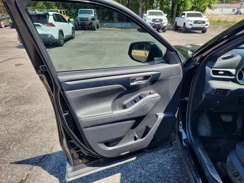 Used 2023 Toyota Highlander XSE FWD image 9