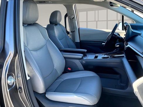 Used 2024 Toyota Sienna XLE image 30