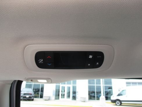 Used 2024 Chrysler Pacifica Limited FWD image 42