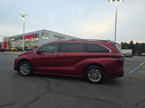 Used 2026 Toyota Sienna XLE FWD image 8