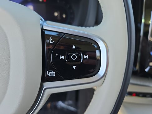 Used 2023 Volvo XC60 B5 Plus w/ Climate Package image 18