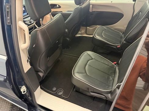 Used 2023 Chrysler Pacifica Limited image 23