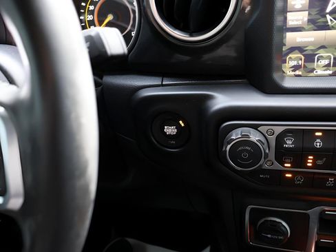 Used 2021 Jeep Wrangler Unlimited Sahara image 30