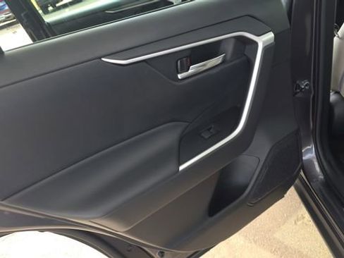Used 2021 Toyota RAV4 XLE w/ Convenience Package FWD image 16