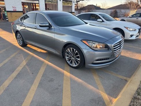 Used 2015 Hyundai Genesis 3.8 image 2