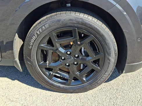 Used 2025 Kia Carnival SX w/ SX Dark Edition Package FWD image 11