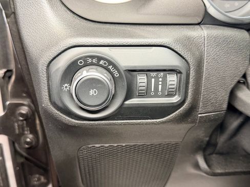 Used 2018 Jeep Wrangler Unlimited Sahara AWD/4WD image 16