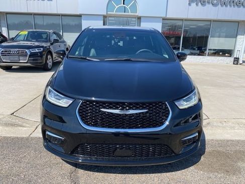 Used 2025 Chrysler Pacifica Select image 10