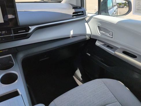 Certified 2025 Toyota Sienna LE FWD image 17