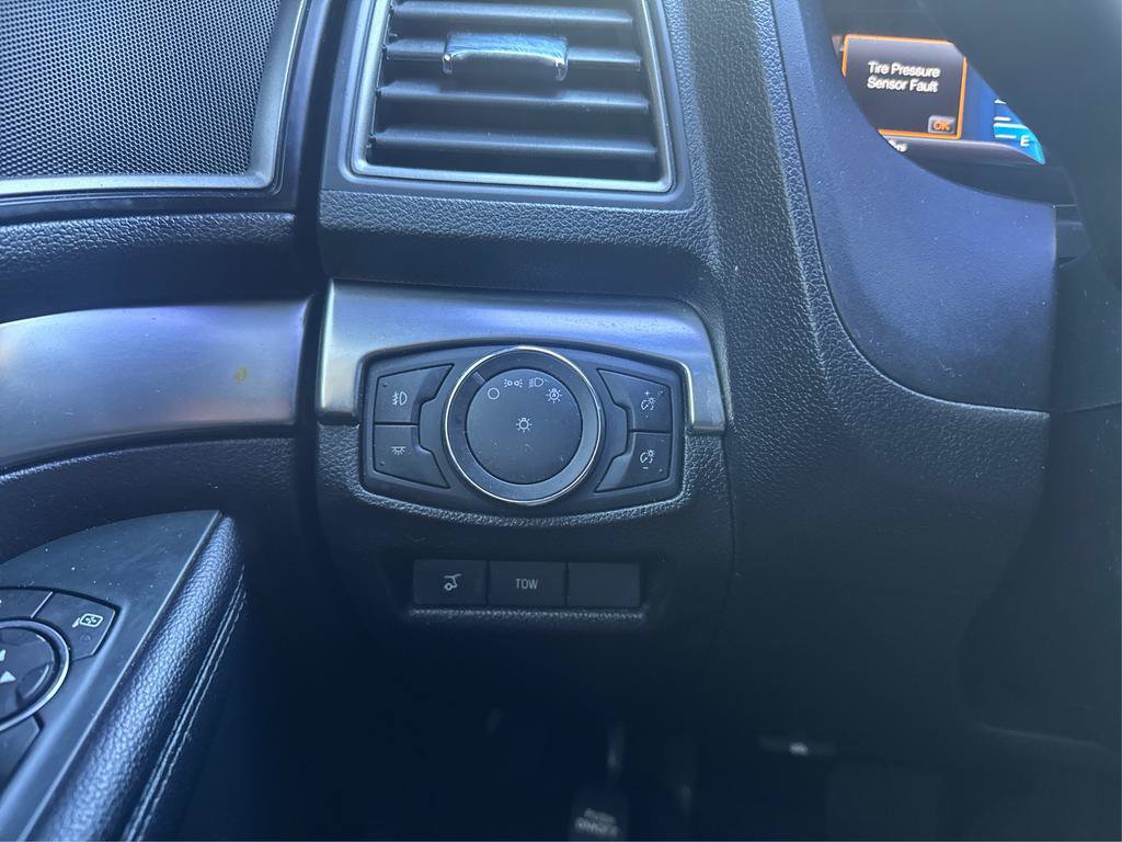 Used 2018 Ford Explorer XLT w/ Equipment Group 202A FWD image 19