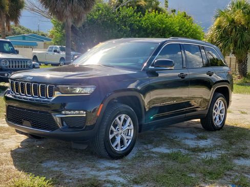 Used 2022 Jeep Grand Cherokee Limited AWD/4WD image 2