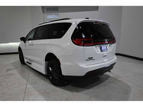 Used 2024 Chrysler Pacifica Touring-L w/ Uconnect Theater Family Group FWD image 8