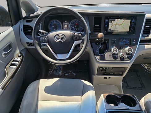 Used 2017 Toyota Sienna XLE Premium FWD image 4