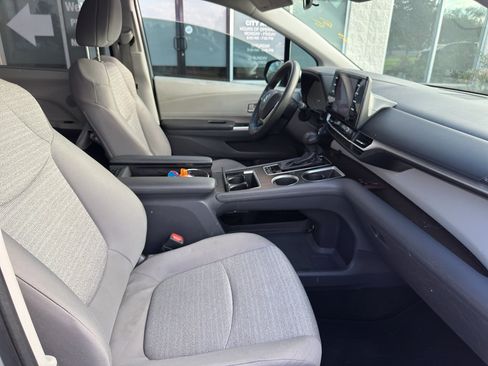 Used 2021 Toyota Sienna LE FWD image 11