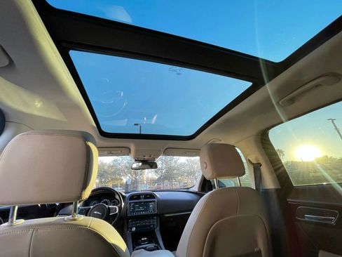 Used 2018 Jaguar F-PACE Prestige image 13