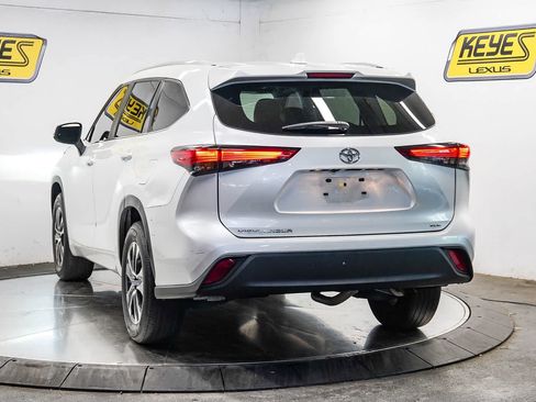 Used 2023 Toyota Highlander XLE FWD image 2