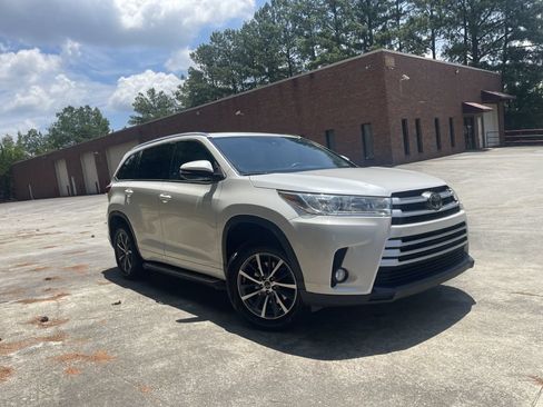 Used 2017 Toyota Highlander XLE FWD image 1