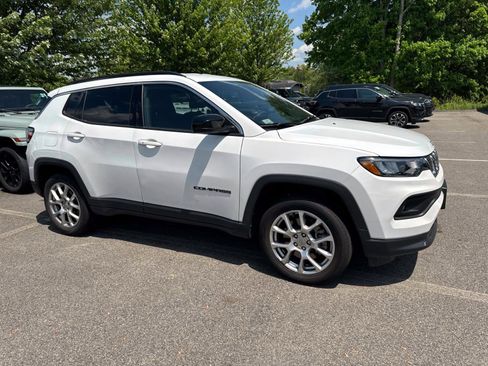 Used 2023 Jeep Compass Latitude AWD/4WD image 2