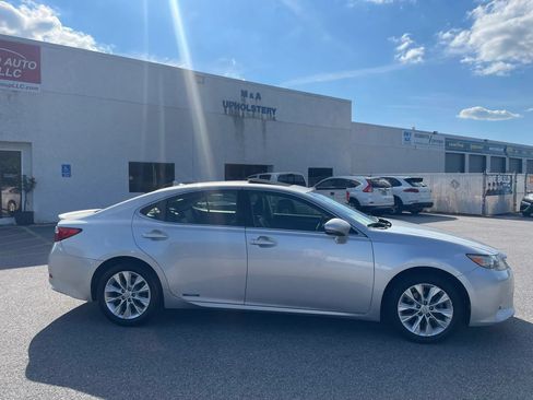 Used 2013 Lexus ES 300h w/ Luxury Pkg FWD image 20