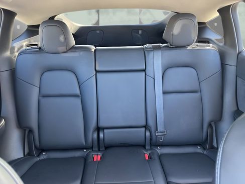 Used 2022 Tesla Model Y Long Range image 11