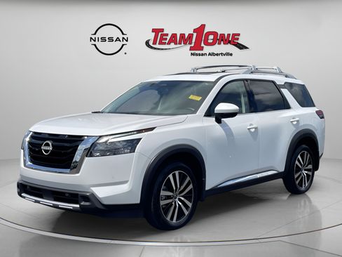Used 2025 Nissan Pathfinder Platinum FWD image 4
