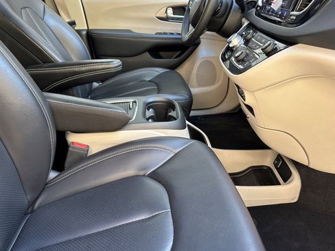 Used 2023 Chrysler Pacifica Touring-L FWD image 16