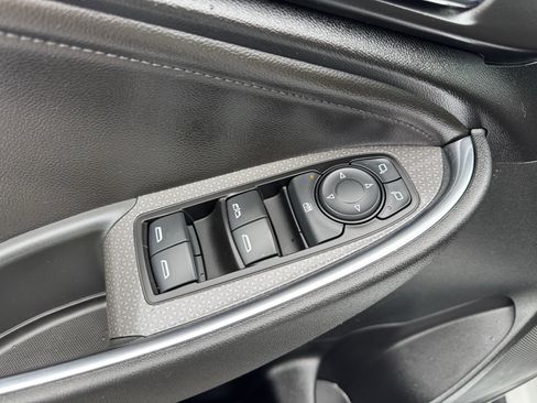 Used 2018 Chevrolet Malibu LT w/ Leather Package FWD image 11