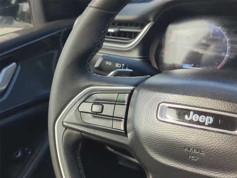 Used 2023 Jeep Grand Cherokee Altitude AWD/4WD image 19
