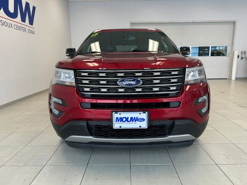 Used 2017 Ford Explorer XLT w/ Equipment Group 202A image 3