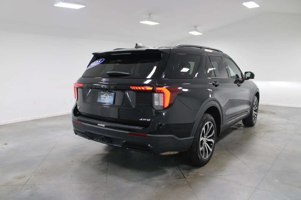 Used 2025 Ford Explorer ST-Line AWD/4WD image 9