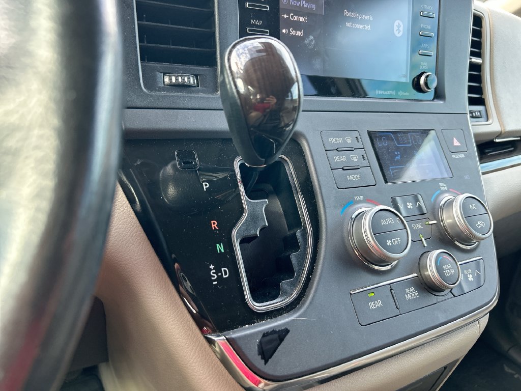 Used 2018 Toyota Sienna XLE w/ XLE Navigation Package FWD image 27