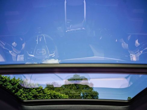 Used 2023 Audi e-tron S Prestige w/ Prestige Package image 11